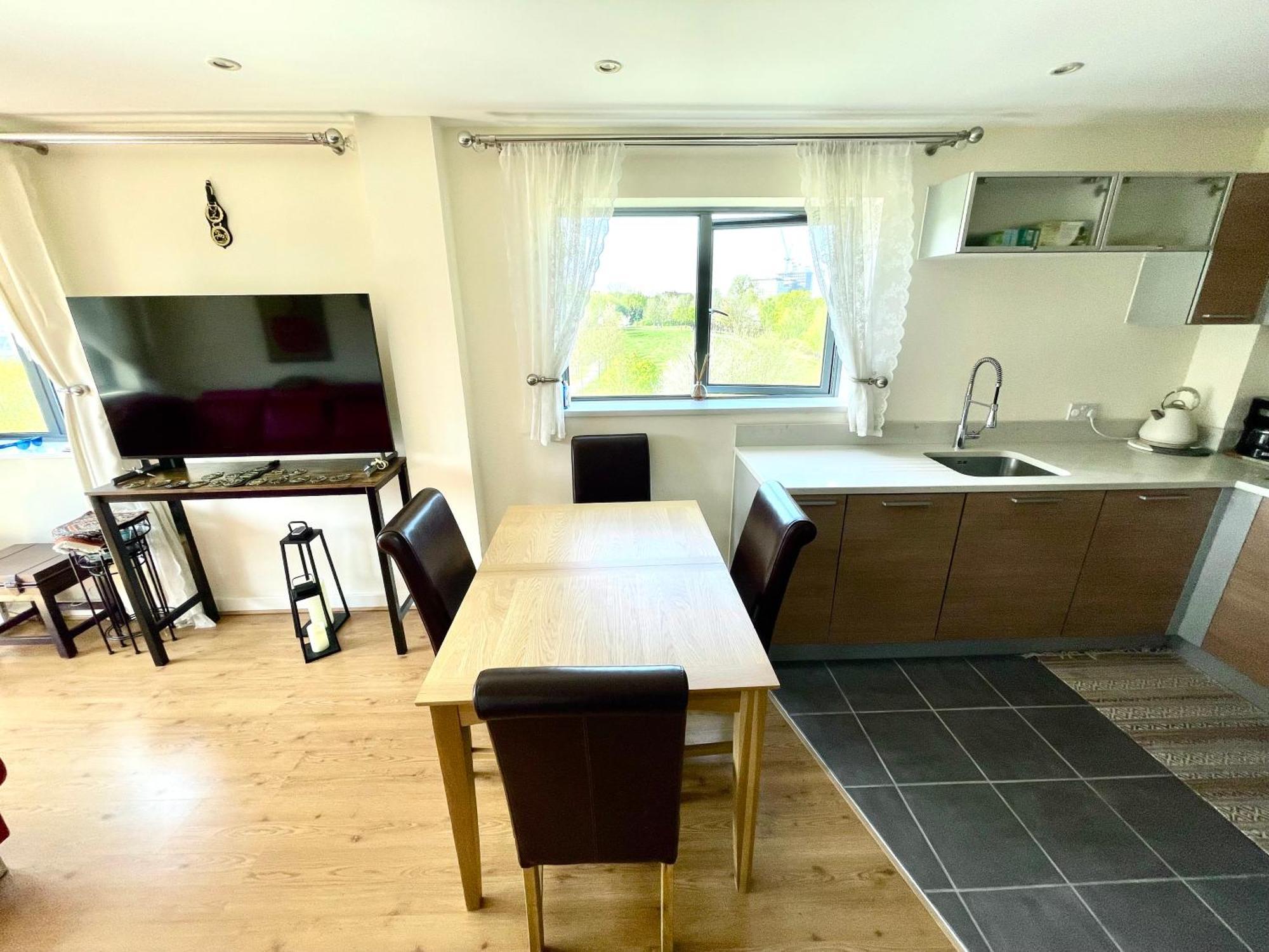 Luxury 2 Bedroom Apartment- Lake View - Free Parking - Wembley Stadium 5Km Londyn Zewnętrze zdjęcie